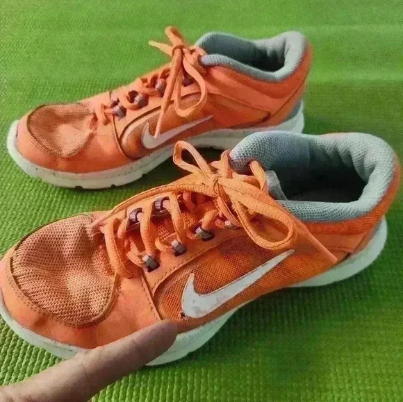 Women's Nike light weight training neon orange sneaker size 7 - Picture 3 of 9